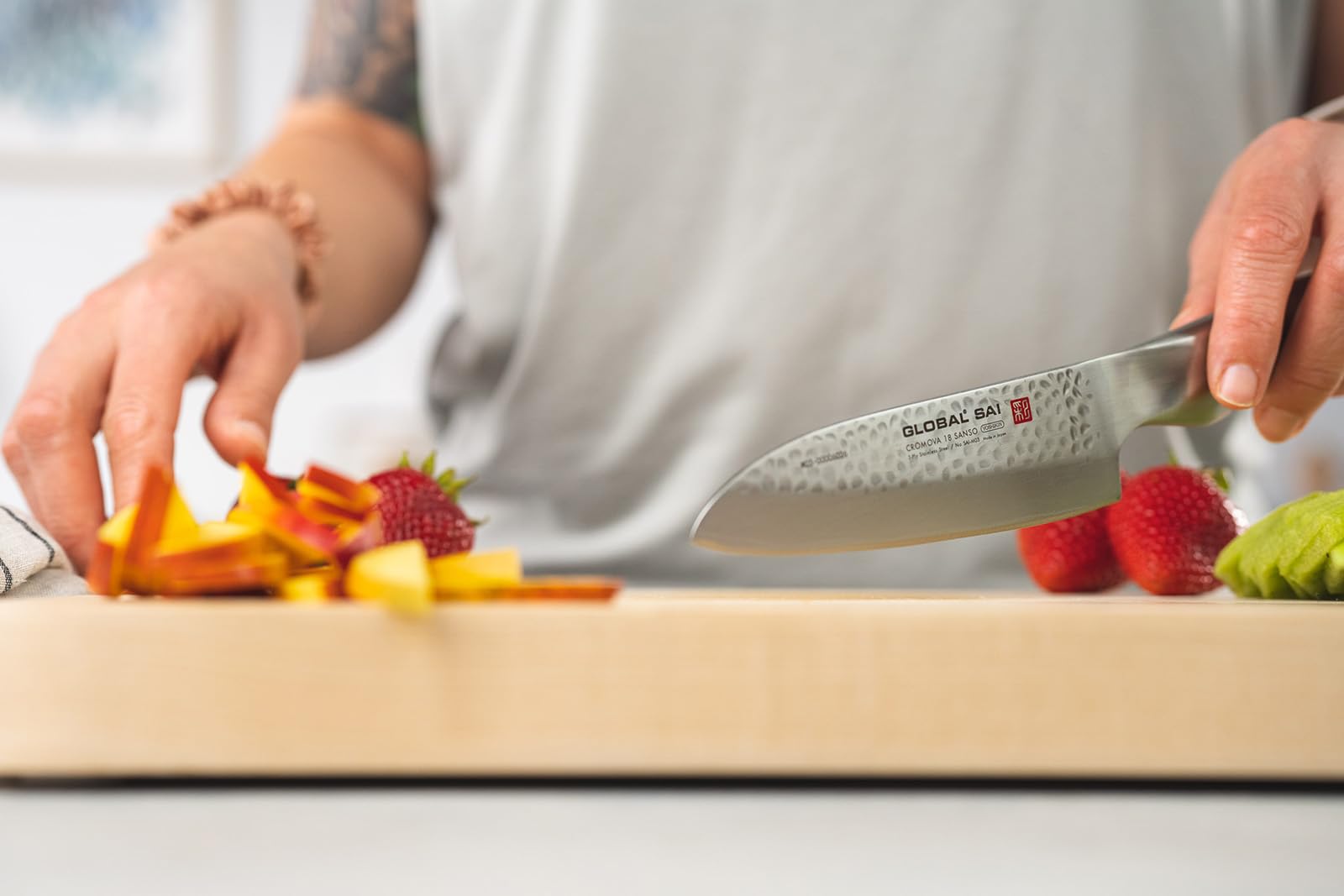 Global SAI 6 1/2 Inch Bread/Sandwich Knife - Lightweight Japanese Stainless Steel, Razor Sharp Edge, Hand Hammered Blade, Thumb Rest, Made in Japan, SAI-M04 - Image 4